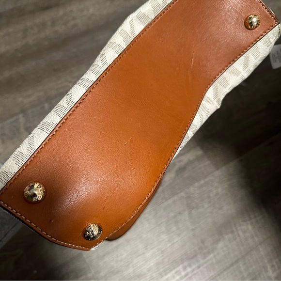 Michael Kors Tan and Cream Shoulder Bag - Picture 3 of 4